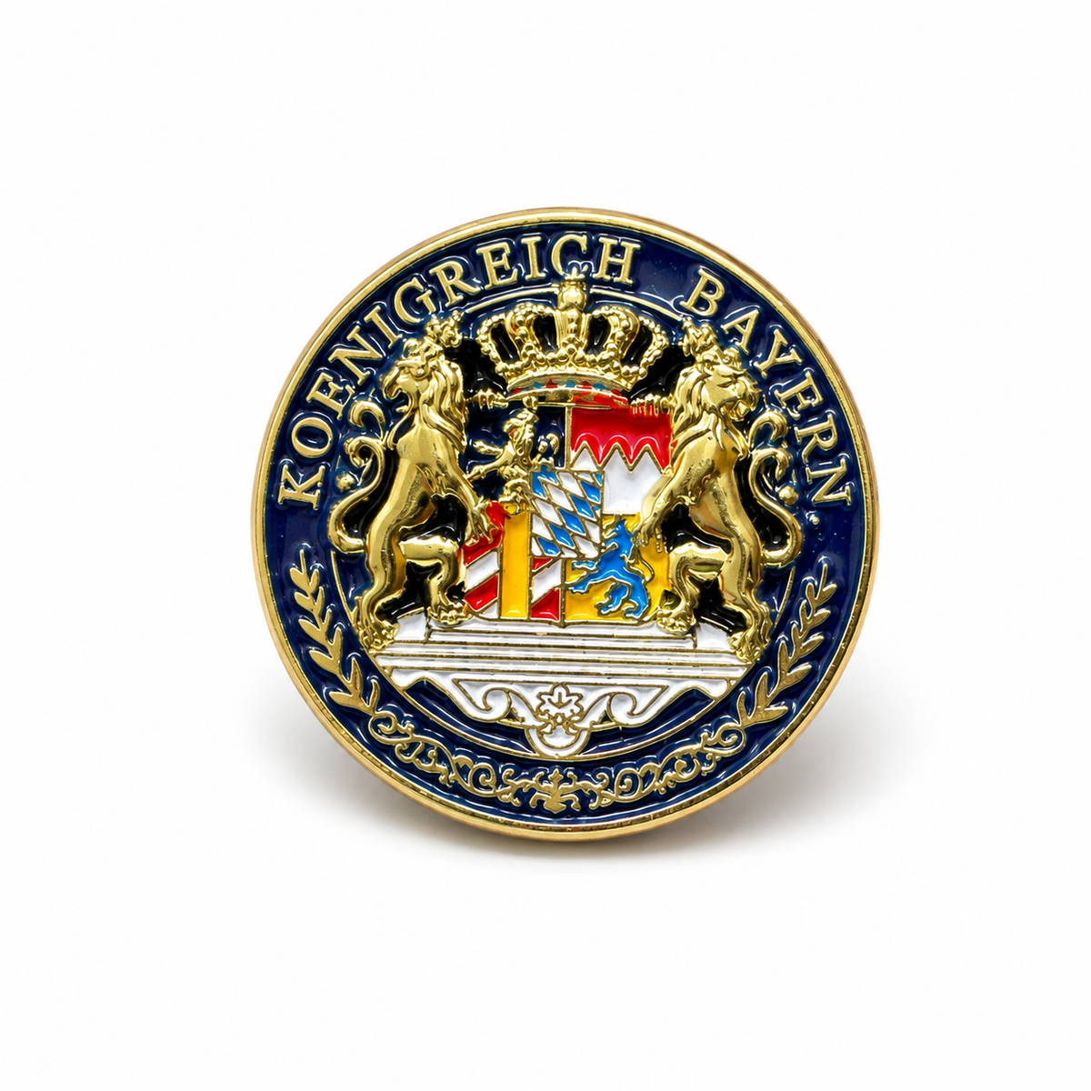 Königreich Bayern Pin: rundes Emaille-Abzeichen mit Wappen, Krone und zwei goldenen Löwen