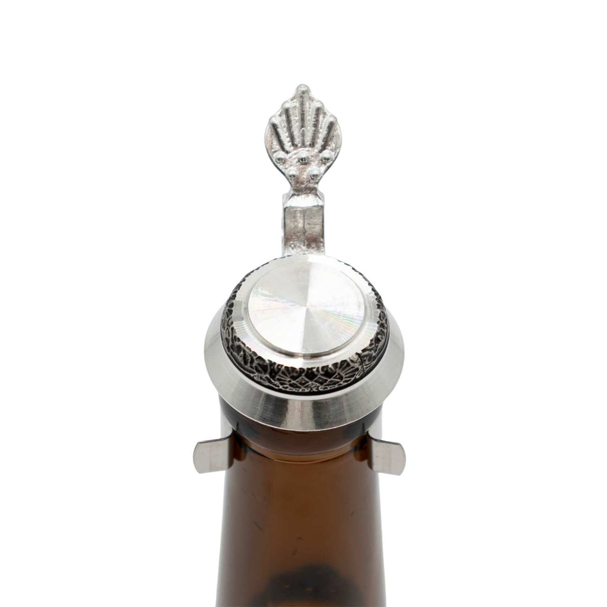 Bierflaschen Flachzinndeckel Ornamente, auf brauner Flasche, mit detailreichem Zierelement und Verschluss