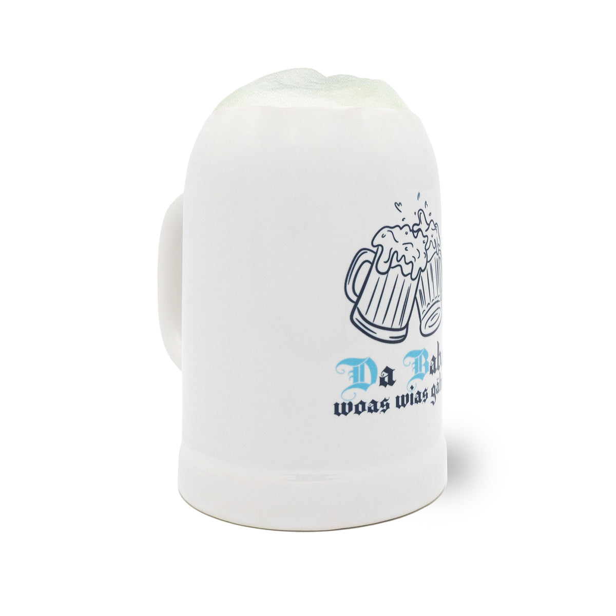 Weißer Bierkrug Da Baba woas wias gäht mit blauer Aufschrift und zwei anstoßenden Krügen, schäumendes Bier.
