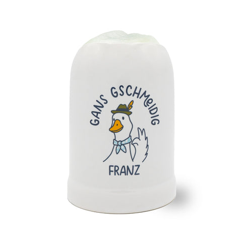 Weißer personalisierbarer Bierkrug "Gans Gschmeidig" mit Cartoon-Gans und blauem Text "FRANZ".