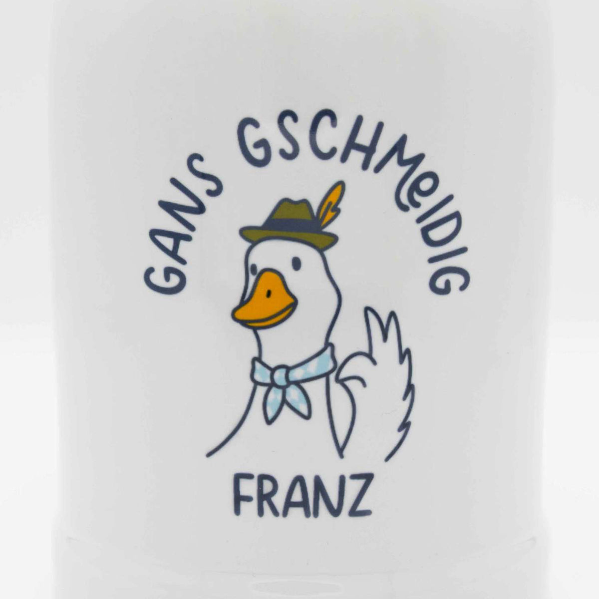 Weißer Bierkrug Gans Gschmeidig personalisierbar mit lustiger Gans im Trachtenoutfit und Aufschrift Franz.
