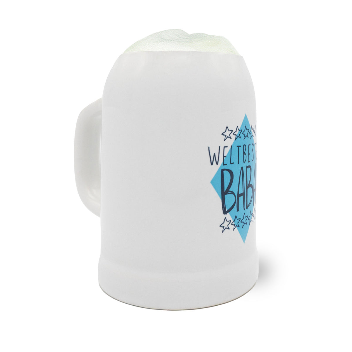Weißer Keramik-Bierkrug Weltbester Baba mit blauem Schriftzug und Sternen, gefüllt mit Schaum.