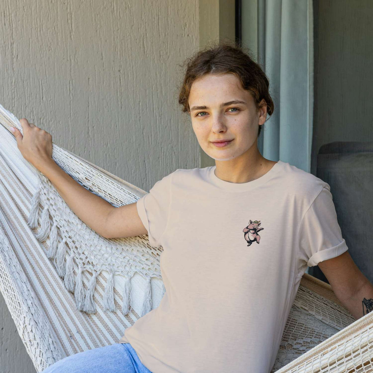 Tragendes Modell in lockerem Damen Rezept T-Shirt "Schweinsbraten" mit lustigem Schwein-Druck in Hängematte.