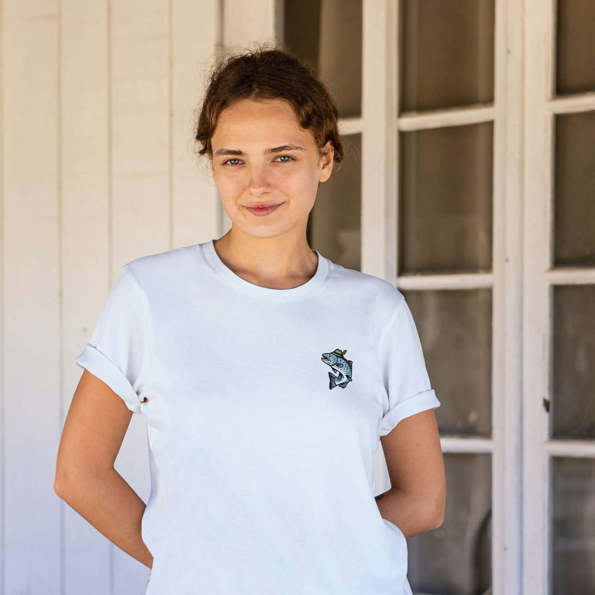 Lachende Frau trägt weißes Damen T-Shirt Boarischer Steckerlfisch mit Fisch-Motiv auf der Brust.