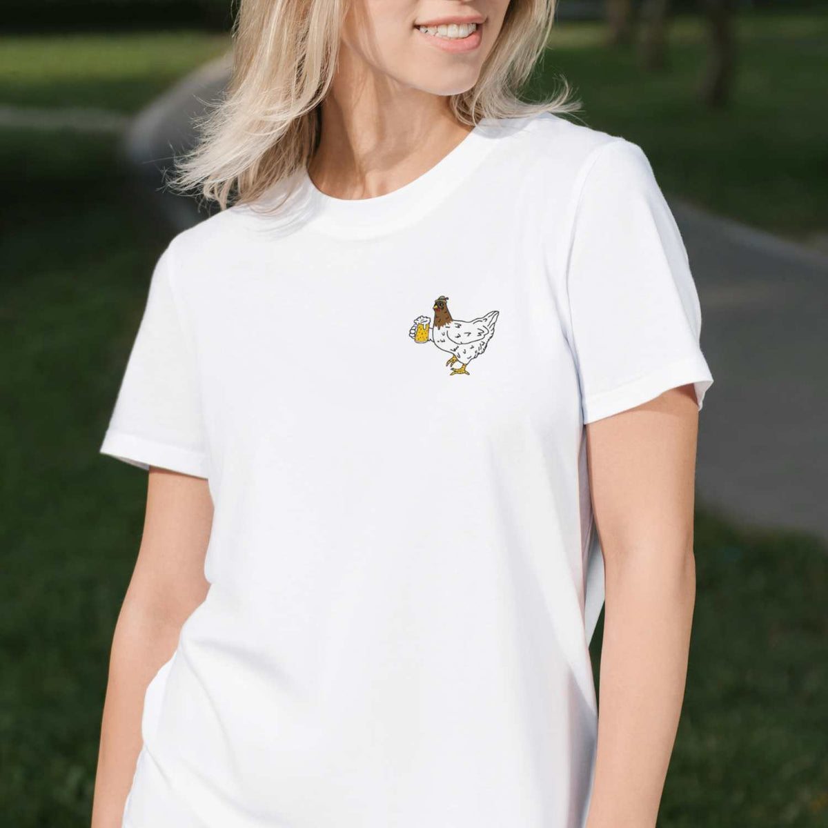Damen Rezept T-Shirt Bierhendl in Weiß mit einem Huhn das ein Bierglas hält, im Freien getragen.