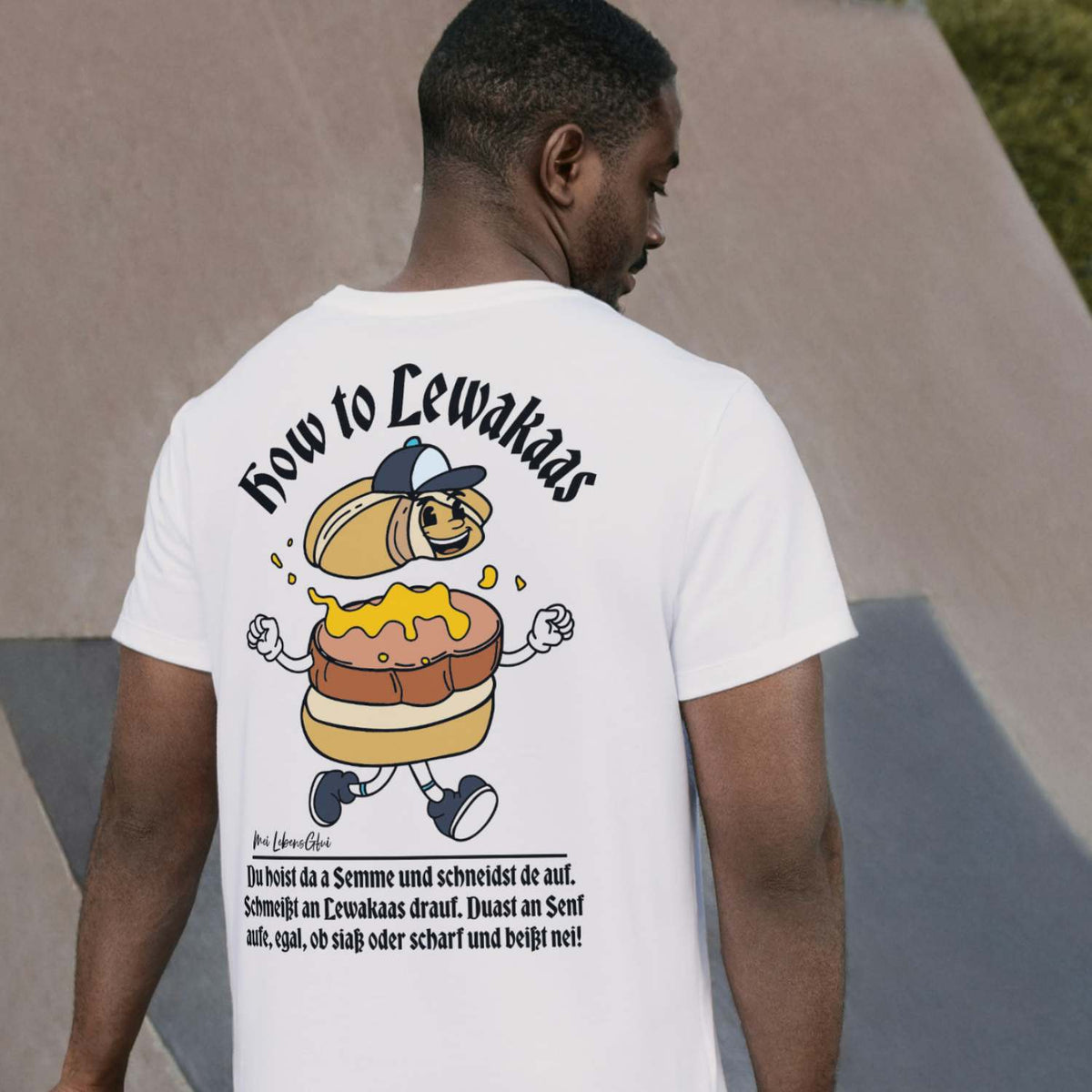 Weißes Herren Rezept T-Shirt Lewakaas mit lustigem Leberkäse-Semmel-Motiv und Kochanleitung auf dem Rücken.