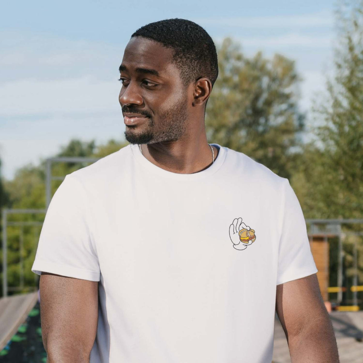 Mann trägt weißes Herren Rezept T-Shirt "Lewakaas" mit lustigem Hamburger-Symbol und Okay-Handgeste