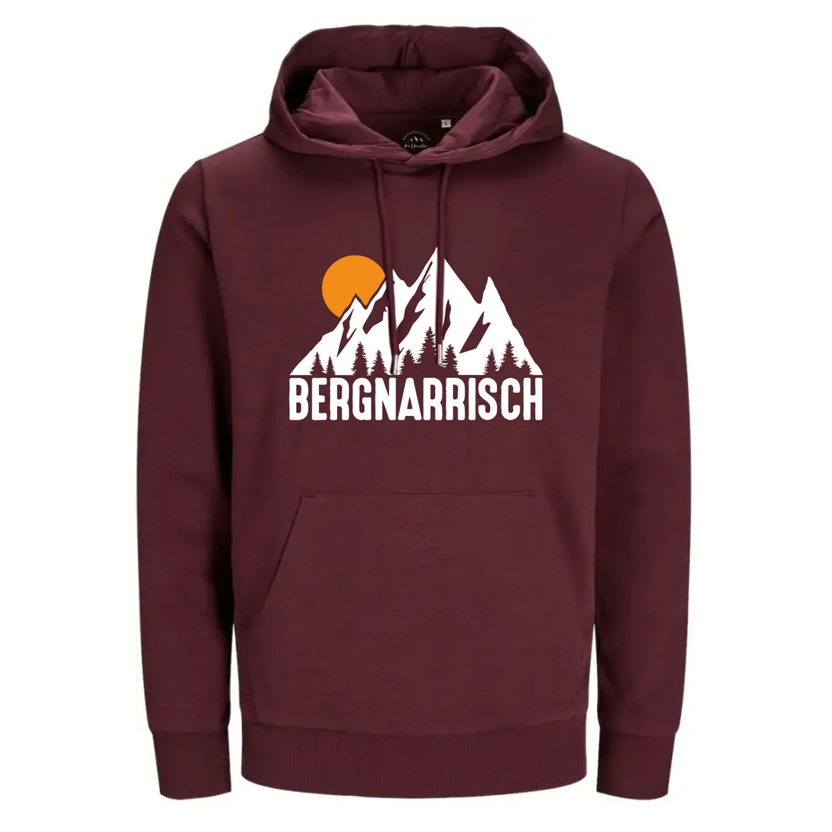 Burgunderroter Hoodie Bergnarrisch mit weißem Bergpanorama, Wald, orangefarbener Sonne und Kängurutasche.