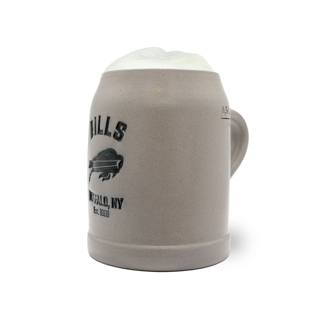 Grauer NFL PREMIUM Teamkrug Buffalo Bills aus Steinzeug mit Buffalo-Logo und Bierschaum in Nahaufnahme.