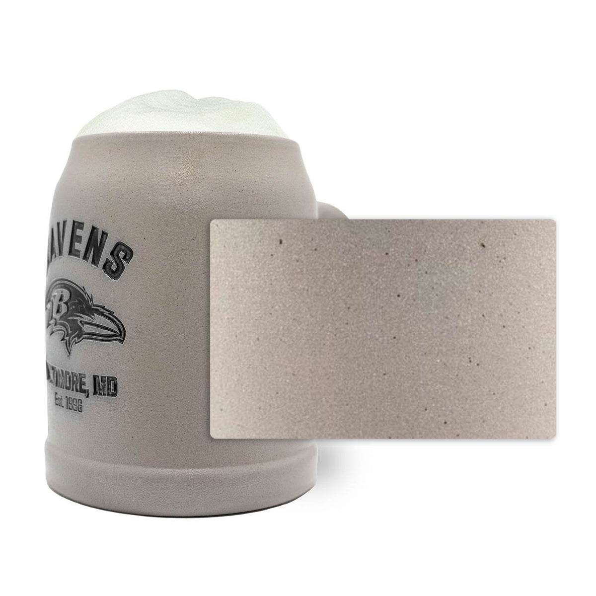 NFL PREMIUM Teamkrug Baltimore Ravens aus grauem Steinzeug mit schwarzem Logo, gefüllt mit Bier und Schaumkrone.