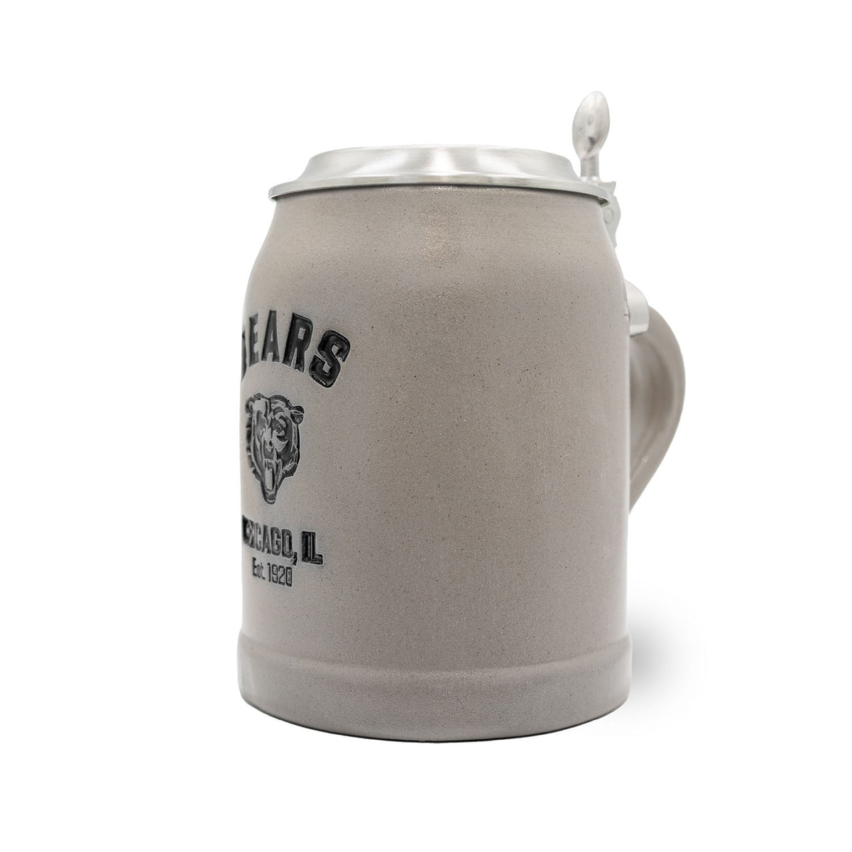 Premium NFL Teamkrug Chicago Bears aus grauem Steinzeug mit Zinndeckel und Logo-Prägung.