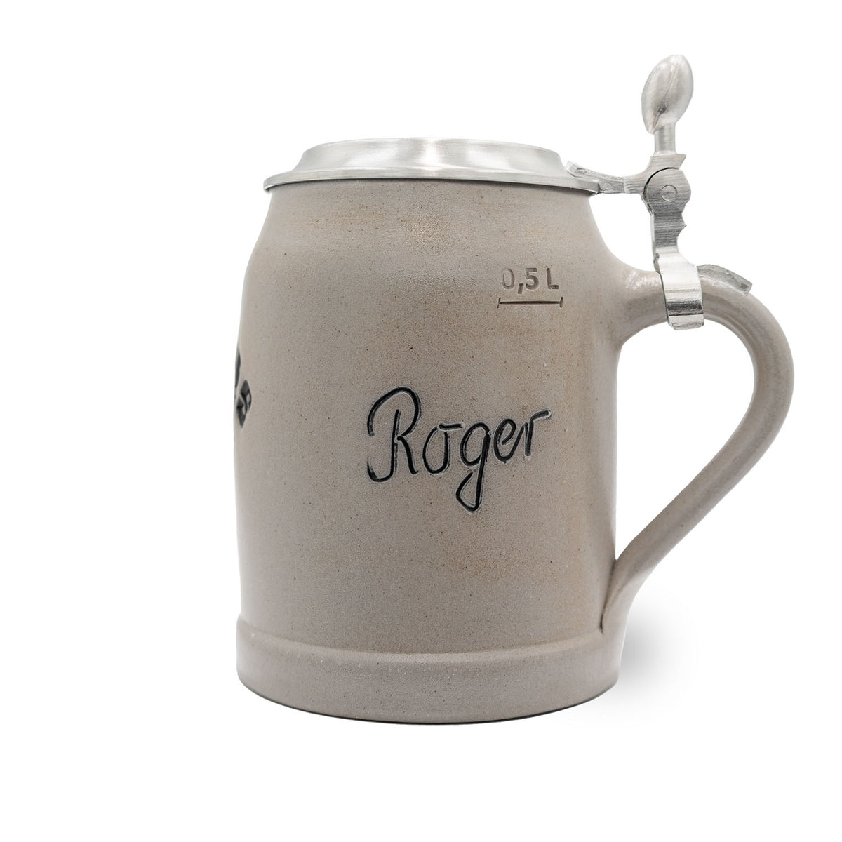 Grauer Steinzeug-Bierkrug mit Zinndeckel und Markierung für 0,5 Liter Füllmenge, ideal als Premium-Teamkrug.