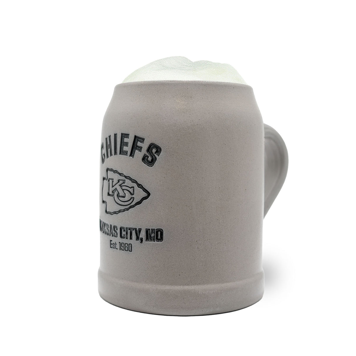 Grauer ®NFL PREMIUM Teamkrug Kansas City Chiefs mit Logo und leicht schäumendem Inhalt, Seitenansicht.
