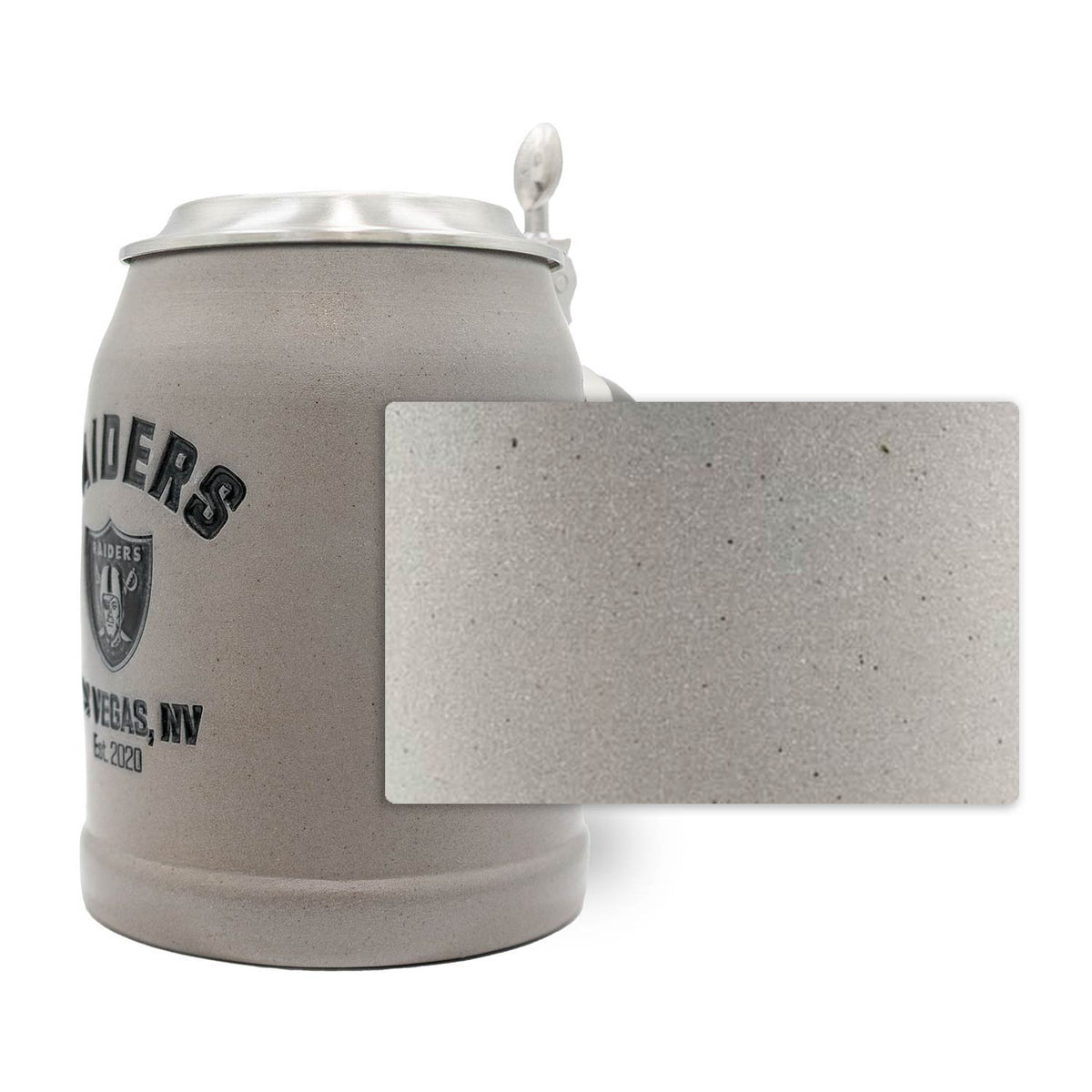 Grauer NFL PREMIUM Teamkrug Las Vegas Raiders aus Steinzeug mit mattschwarzem Logo und Zinndeckel, Nahaufnahme der Textur.