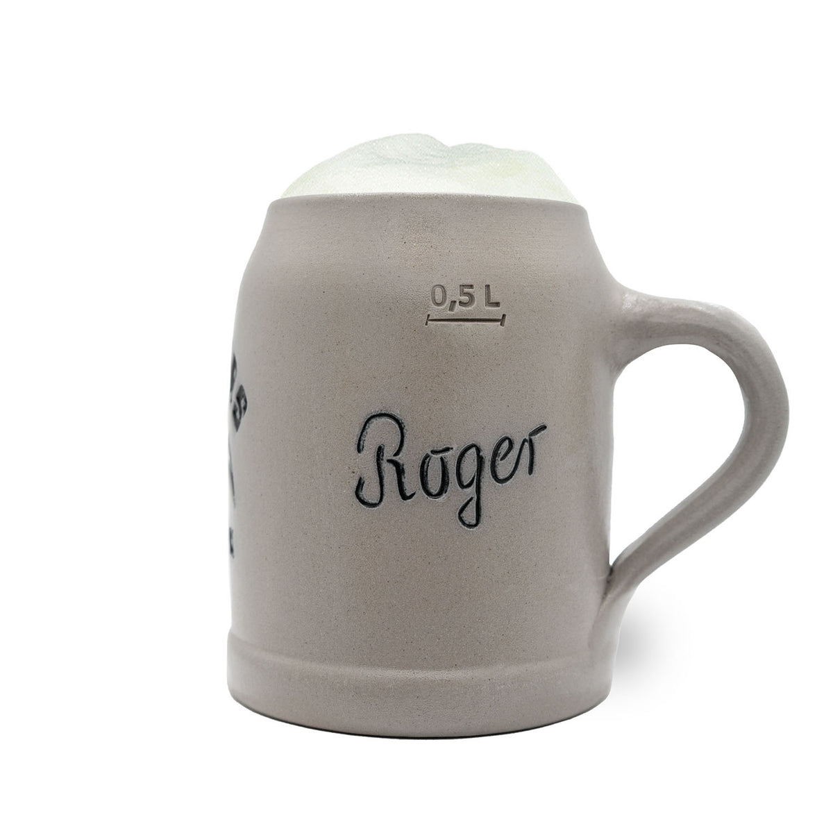 Grauer Steinzeug-Bierkrug mit 0,5 L Markierung und dem Aufdruck "Roger", gefüllt mit Bierschaum.