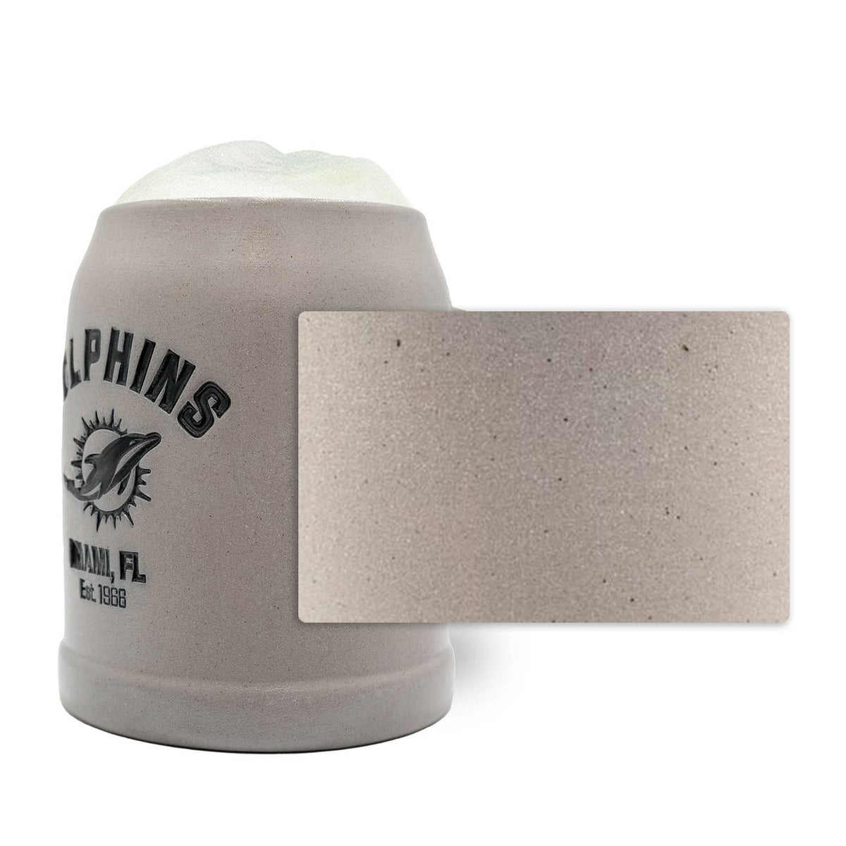 NFL PREMIUM Teamkrug Miami Dolphins mit aufgeschäumtem Bier und detailliertem grauem Steinzeug-Oberfläche.