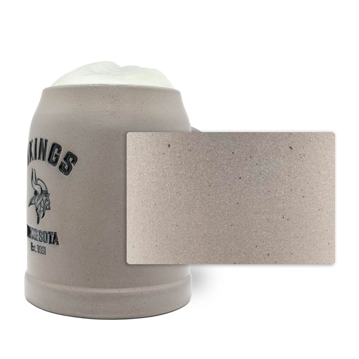 Grauer NFL PREMIUM Teamkrug Minnesota Vikings mit schaumigem Bier und detaillierter Oberflächenstruktur des Steinzeugs.