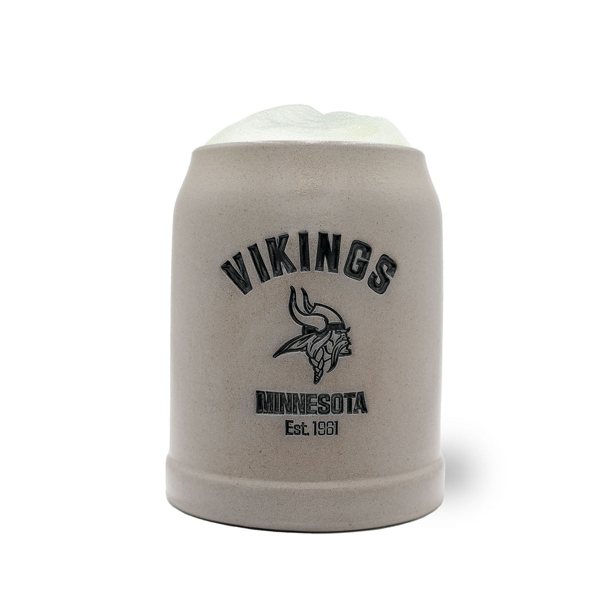 Grauer NFL PREMIUM Teamkrug Minnesota Vikings aus Steinzeug mit Team-Logo und Schriftzug, gefüllt mit Schaum.