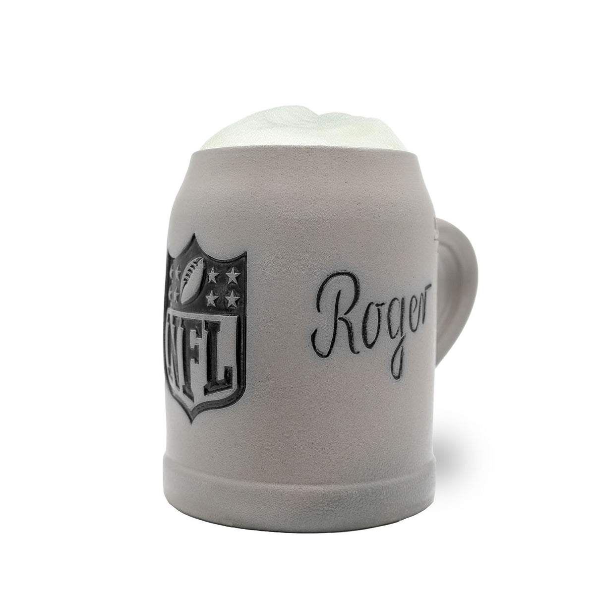 Grauer NFL PREMIUM Fan-Krug NFL Shield aus Steinzeug mit "Roger" Schriftzug, gefüllt mit Schaum.