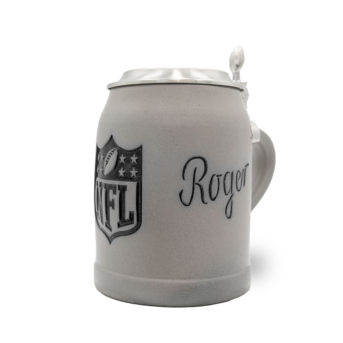 Graubrauner NFL PREMIUM Fan-Krug NFL Shield aus Steinzeug mit detailliertem Logo und Zinndeckel, hochwertige Prägung Roger.
