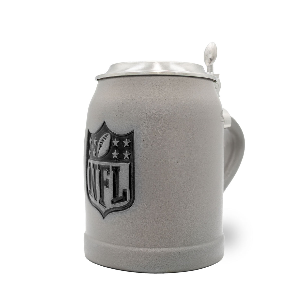 Grauer NFL PREMIUM Fan-Krug mit NFL Shield Logo, strukturiertem Steinzeug-Oberfläche und einem Zinn-Klappdeckel.