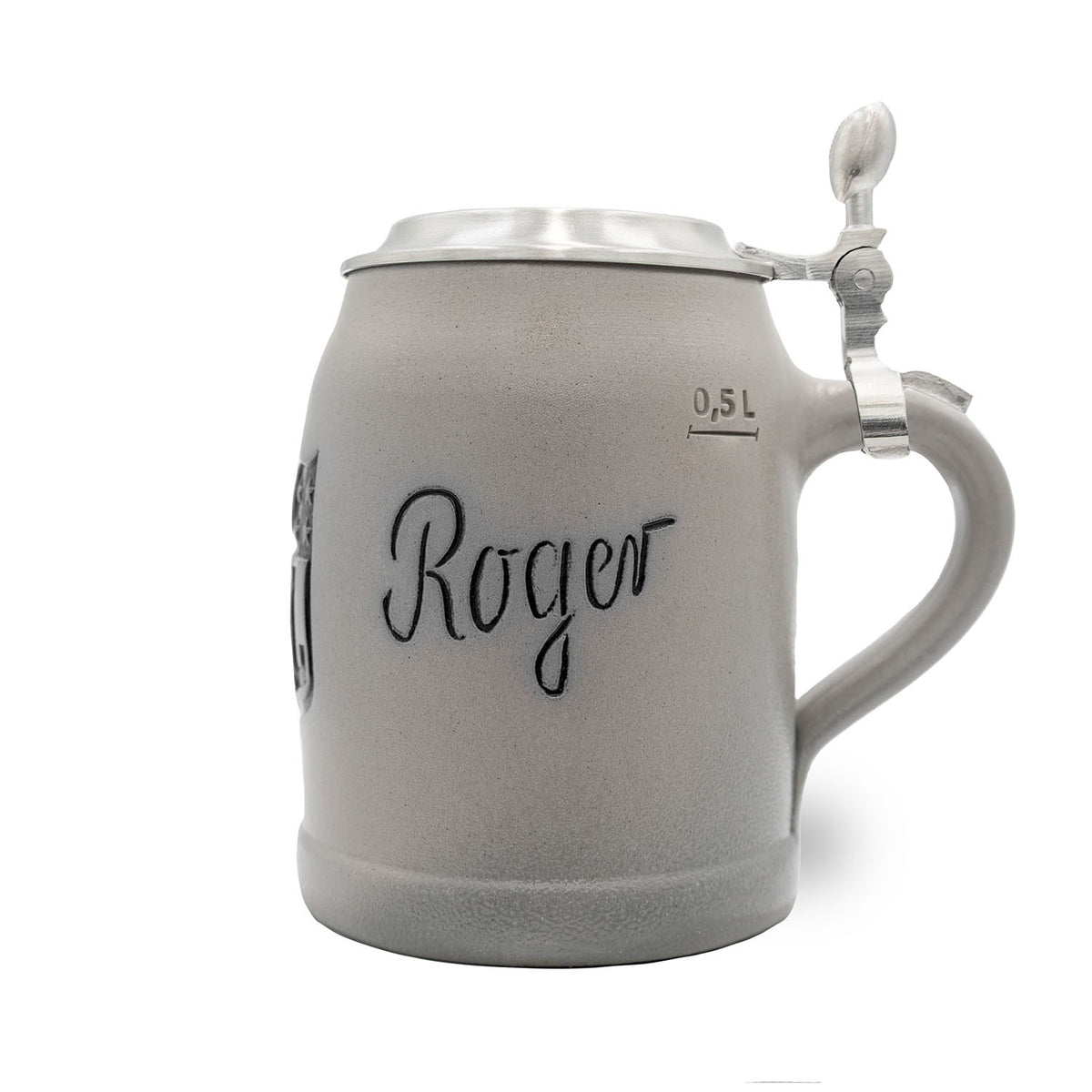 Grauer NFL PREMIUM Fan-Krug mit "Roger" Schriftzug, 0,5 Liter Markierung und elegantem Zinndeckel.