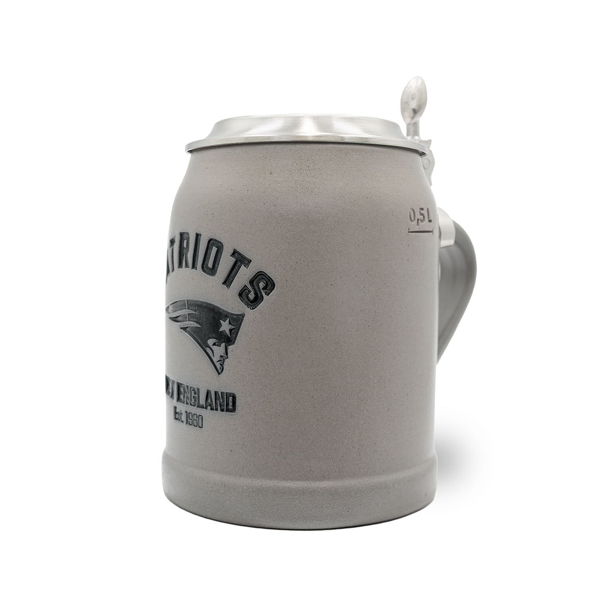 Grauer®NFL PREMIUM Teamkrug New England Patriots aus Steinzeug mit Zinndeckel und Logo-Aufschrift auf der Vorderseite, 0,5 Liter Markierung.