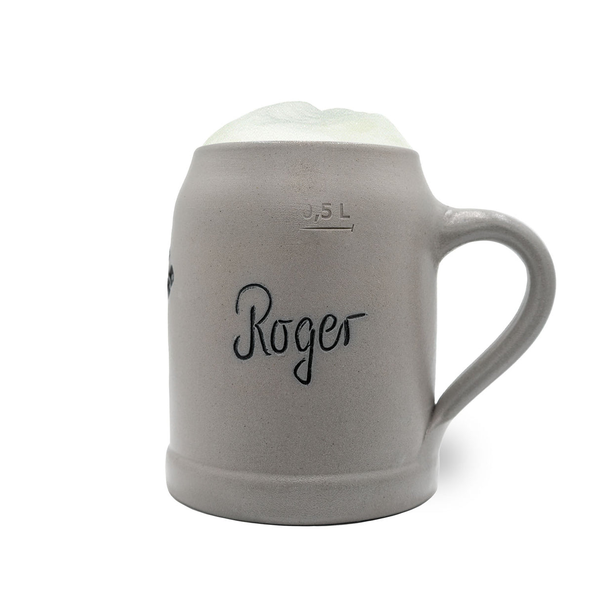Grauer Steinzeug-Bierkrug mit Aufschrift Roger und 0,5 L Füllstandsanzeige, oben mit Bierschaum gefüllt.