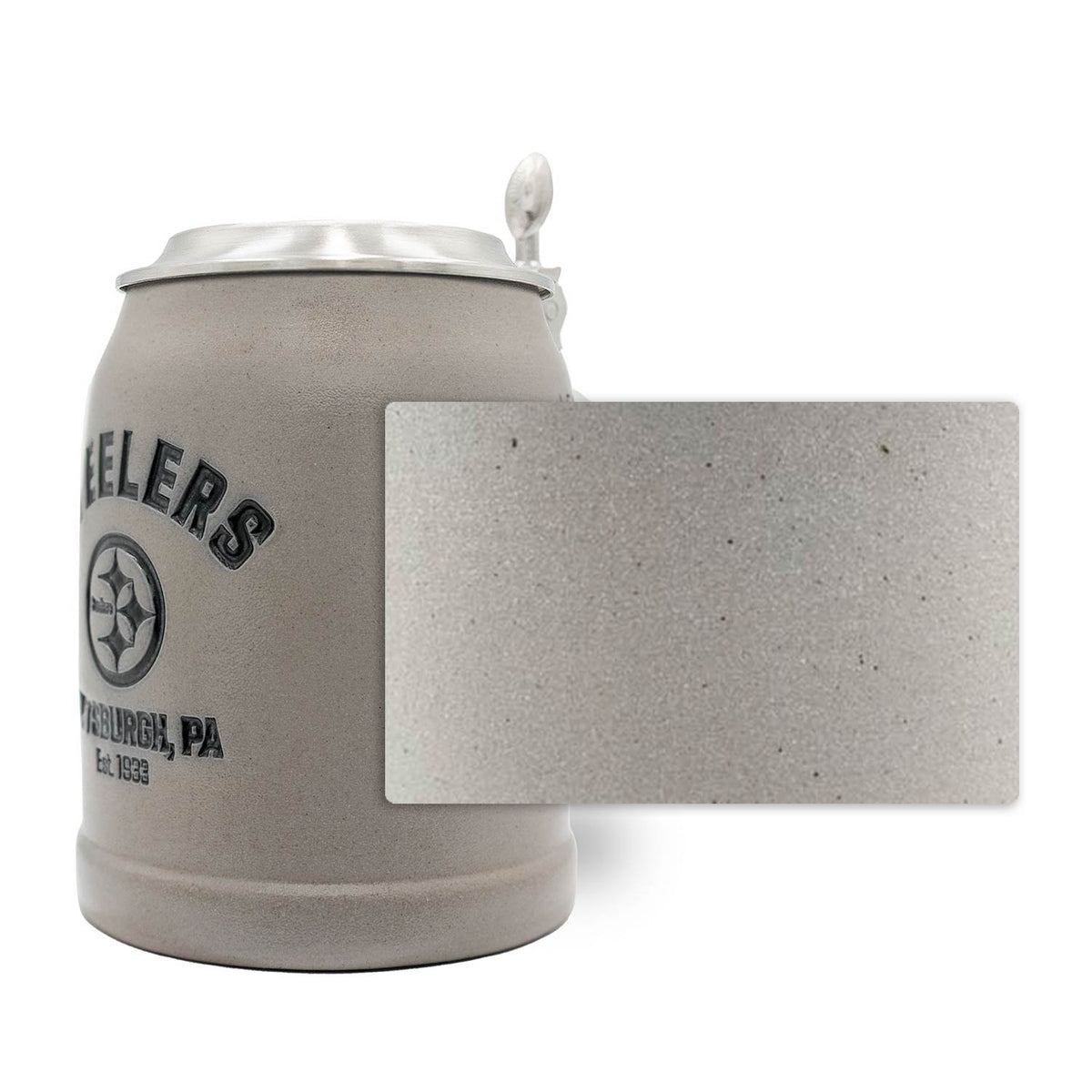 Grauer ®NFL PREMIUM Teamkrug Pittsburgh Steelers mit Zinn-Deckel und Prägung des Logos und Namens, Detailansicht der Oberfläche.