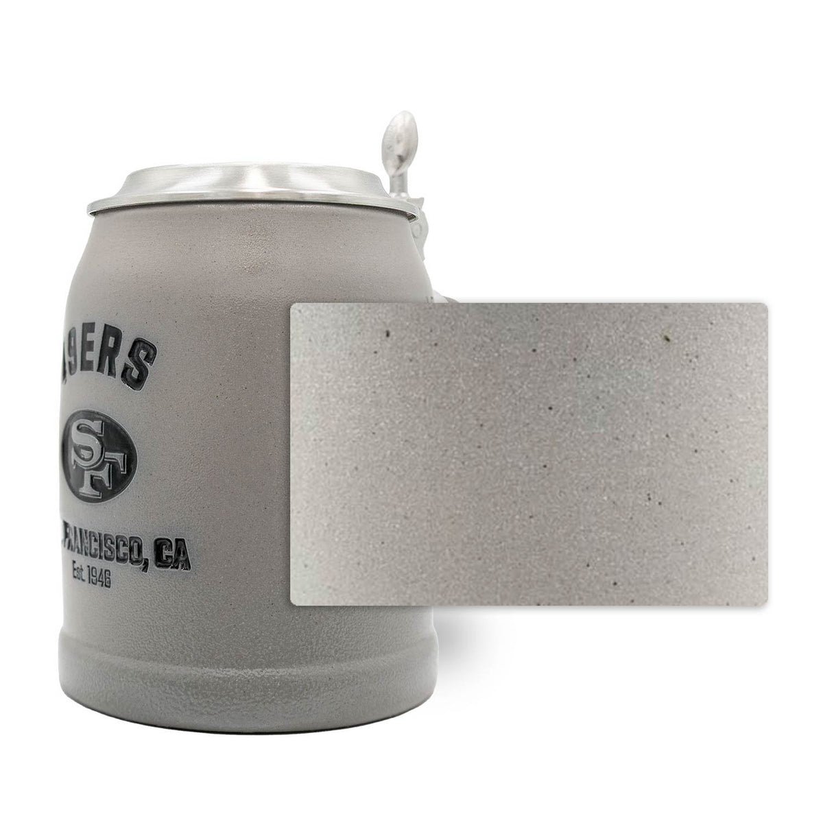 Beige ®NFL PREMIUM Teamkrug San Francisco 49ers aus Steinzeug mit Zinndeckel und Logo-Prägung, Detailansicht der rauen Struktur.
