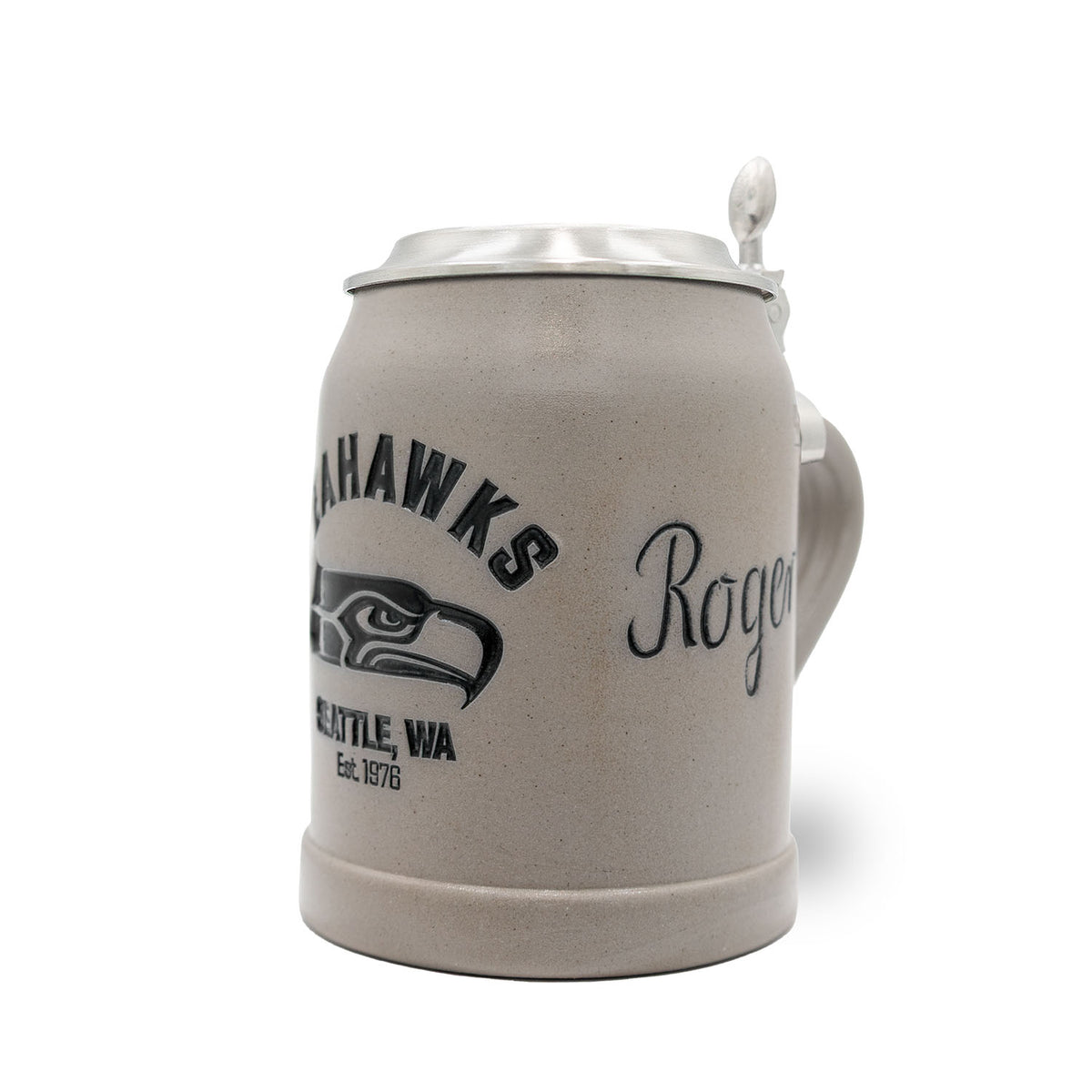 Grauer ®NFL PREMIUM Teamkrug Seattle Seahawks mit Logo und Zinndeckel, perfekt für Fans und Sammler.