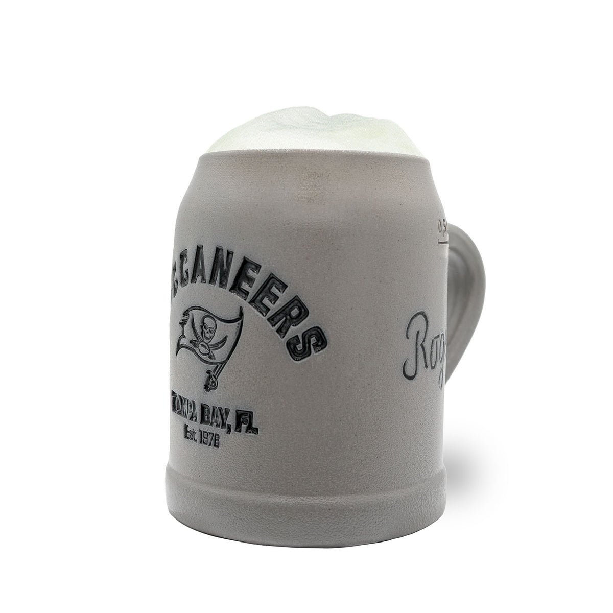 Grauer NFL PREMIUM Teamkrug der Tampa Bay Buccaneers mit Wappen, Schriftzug und Schaumkrone.
