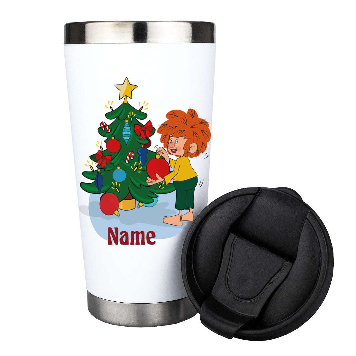 Personalisierbarer Pumuckl Thermo-Becher mit frechem Pumuckl vor einem geschmückten Weihnachtsbaum mit rotem Namen.