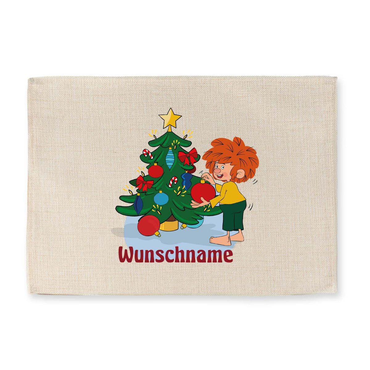 Pumuckl Tischset Weihnachten abwaschbar mit einem Pumuckl, der einen Weihnachtsbaum schmückt, und Wunschname.