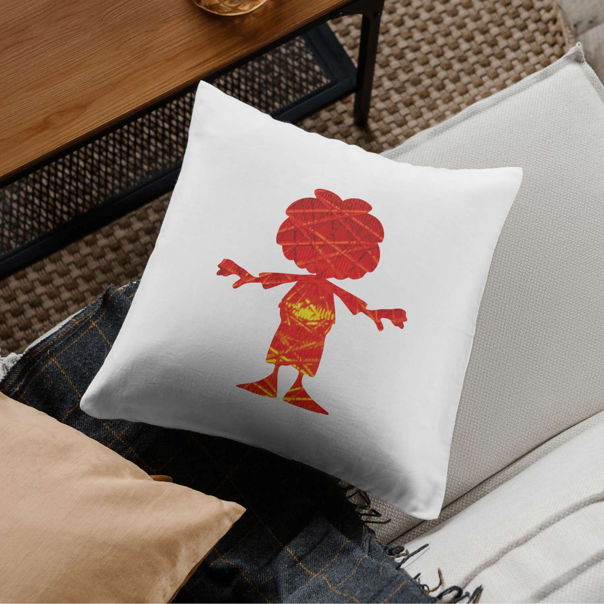 Weißes Pumuckl Kuschelkissen Ampel-Edition mit roter Pumuckl-Applikation im Ampel-Look auf Sofa drapiert.