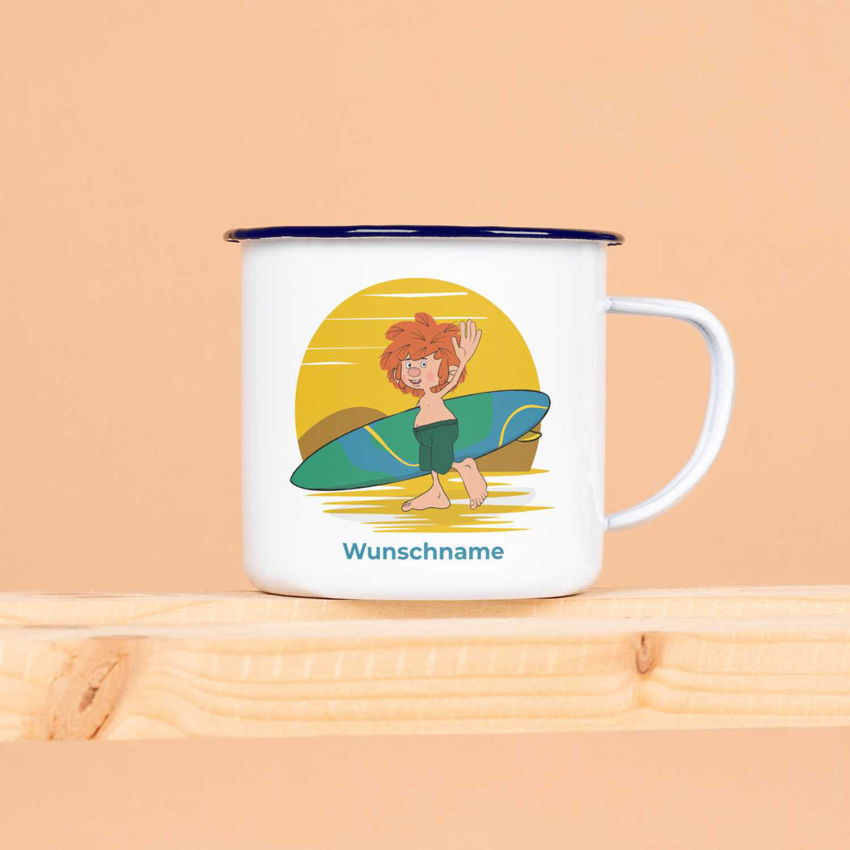 Weiße Emaille-Tasse Pumuckl "Surfer" sitzend auf einem Surfbrett vor gelber Sonne, mit Wunschname.
