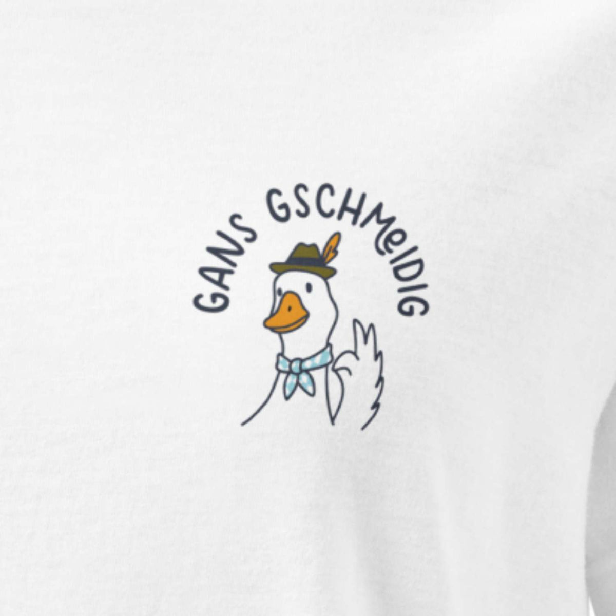 Damen T-Shirt Gans gschmeidig mit lustiger Gans im Trachtenhut und Halstuch, ziert den Brustbereich des weißen Shirts.