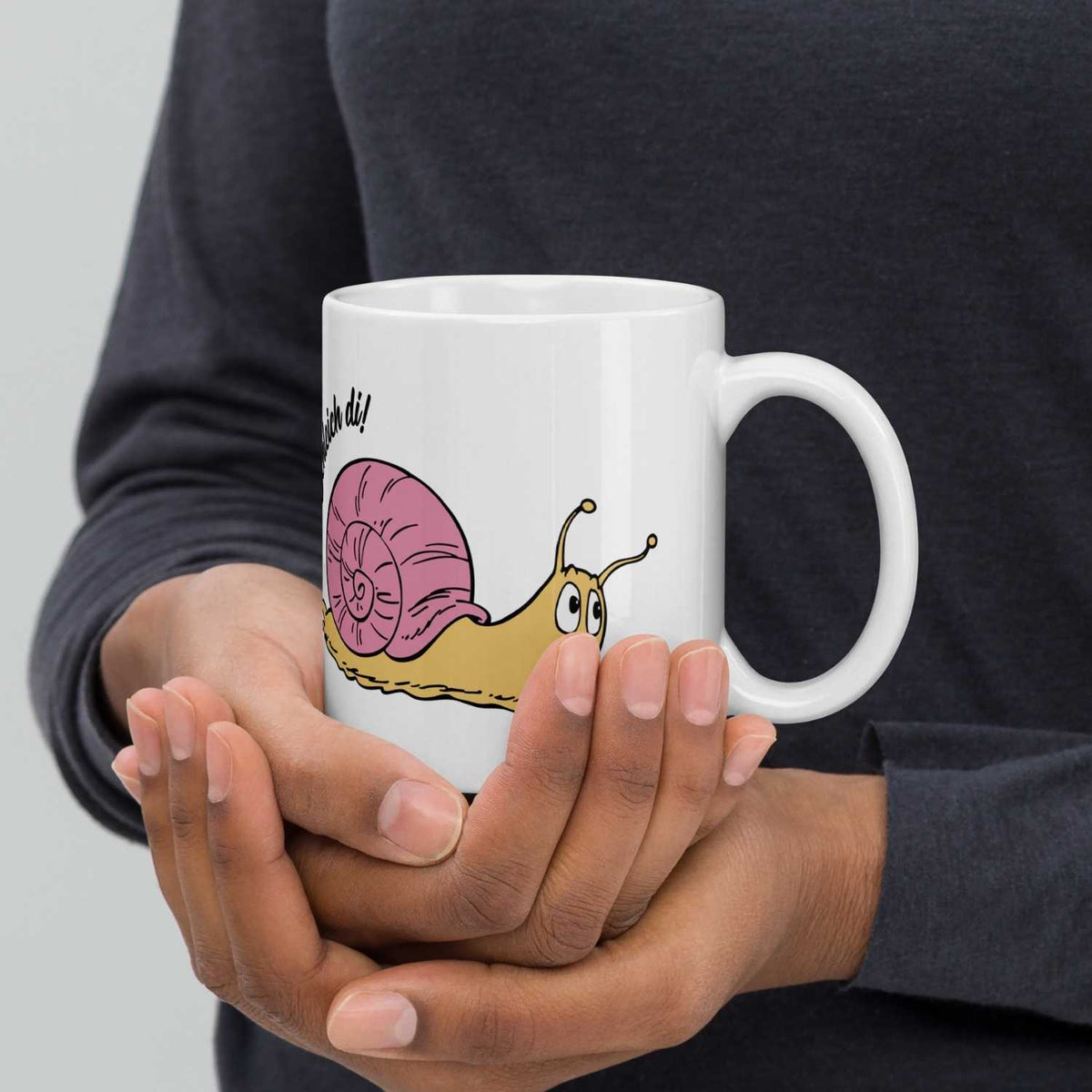 Die Schlümpfe Tasse Schleich di mit detailreicher Comic-Schnecke wird von Händen gehalten, perfekt für Fans.