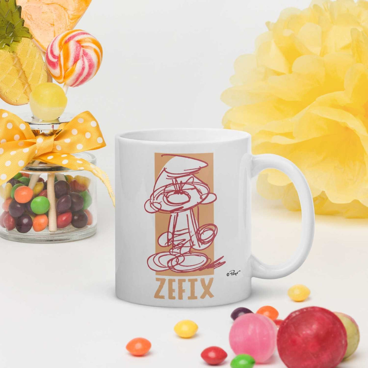 Weiße Die Schlümpfe Tasse Zefix mit Skizze eines Schlumpfes und Schriftzug Zefix, umgeben von bunten Süßigkeiten.