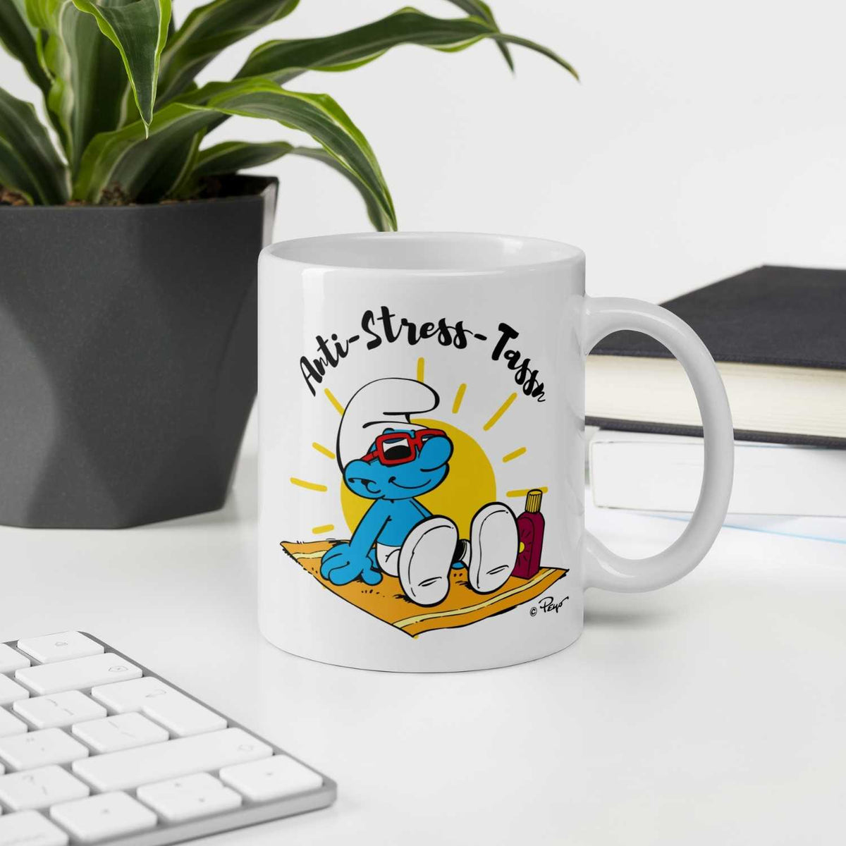 Weiße Schlümpfe Tasse Anti Stress Herren mit Comic-Schlumpf in Sonnenbrille und Badetuch auf Schreibtisch.