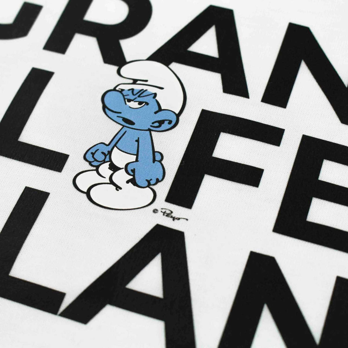Nahaufnahme des weißen Damen T-Shirts "Grantl Life Balance" mit mürrischem Schlumpf und schwarzem Textdruck.