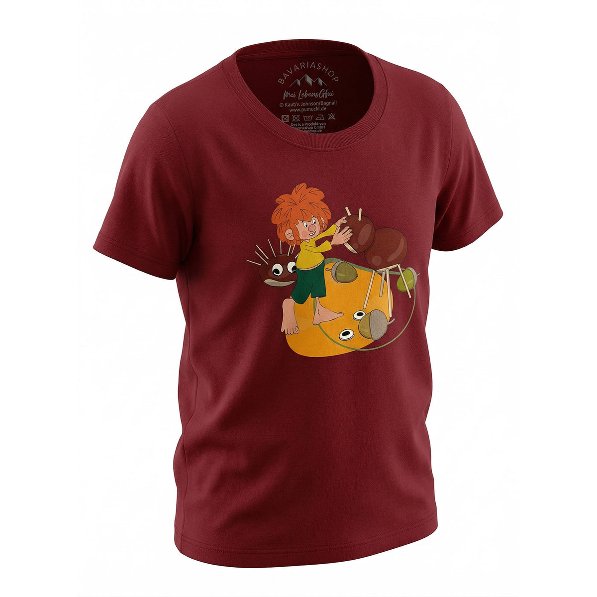 Dunkelrotes Kinder T-Shirt mit lachendem Pumuckl, der mit Kastanien und Eicheln spielt.