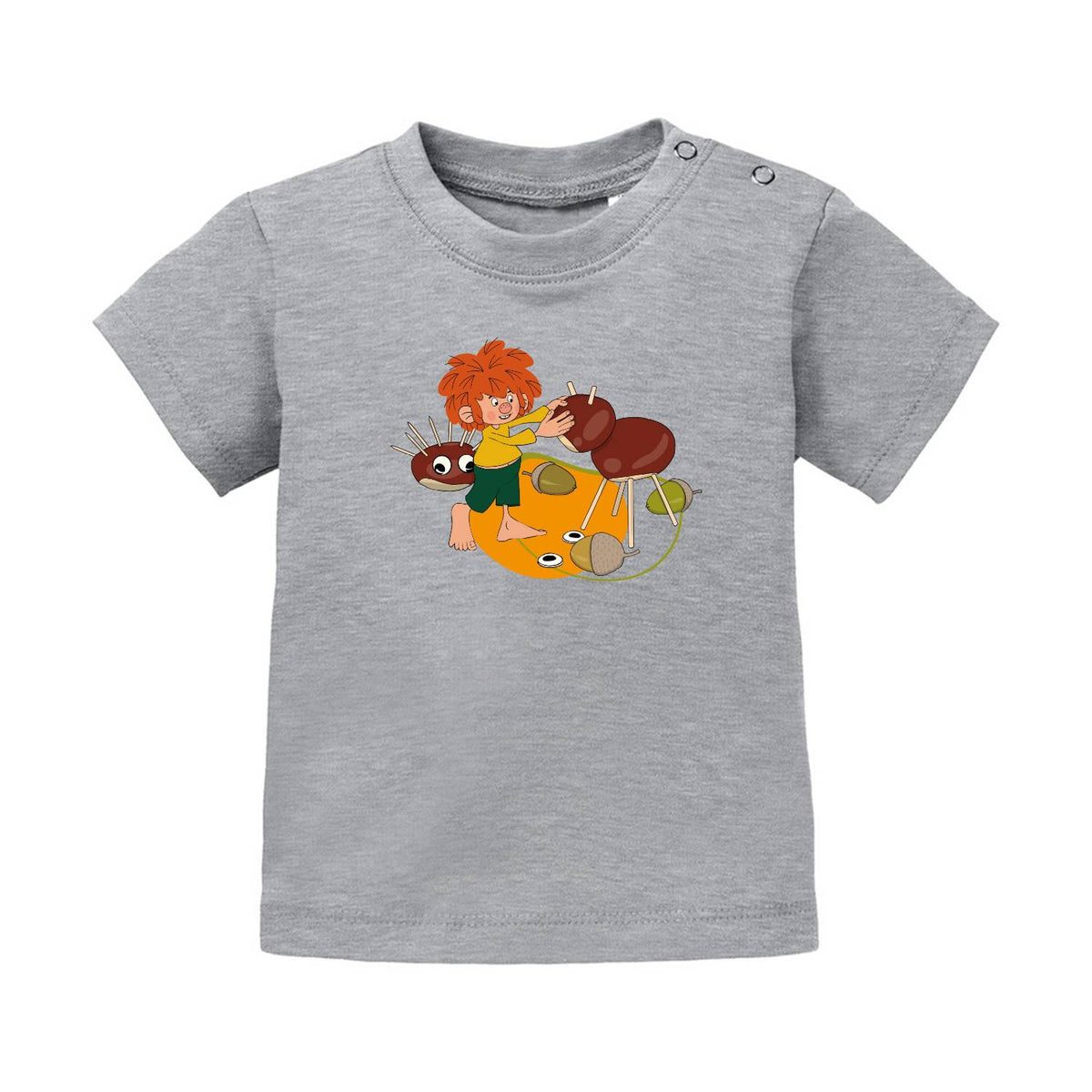 Graues Pumuckl Baby T-Shirt mit Aufdruck des Kobolds beim Basteln mit Kastanien auf orangefarbenem Grund.