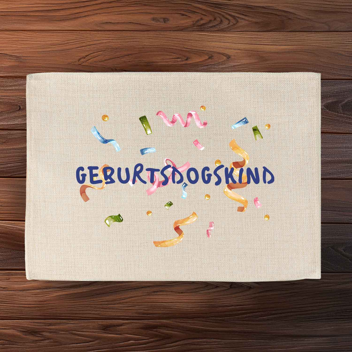 Tischset Geburtsdogskind aus hellem Stoff mit buntem Konfetti und Schriftzug für Hundegeburtstage