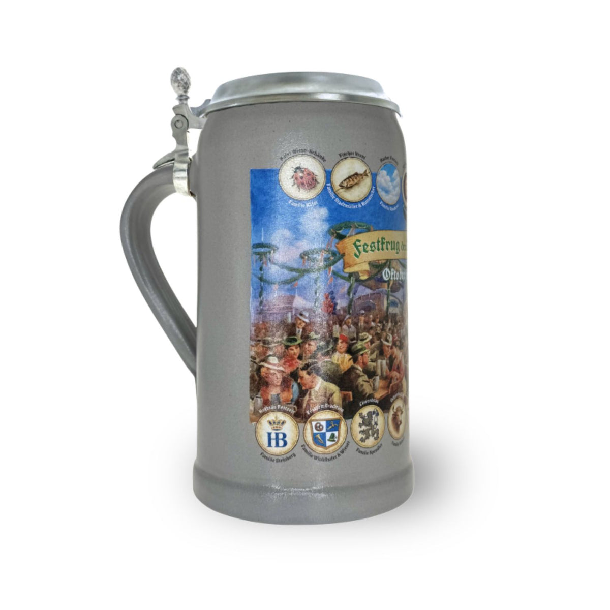 Festkrug der Wiesnwirte 2026 in der Seitenansicht mit Henkel, Zinndeckel und Schriftband „Festkrug der Wiesn Wirte“