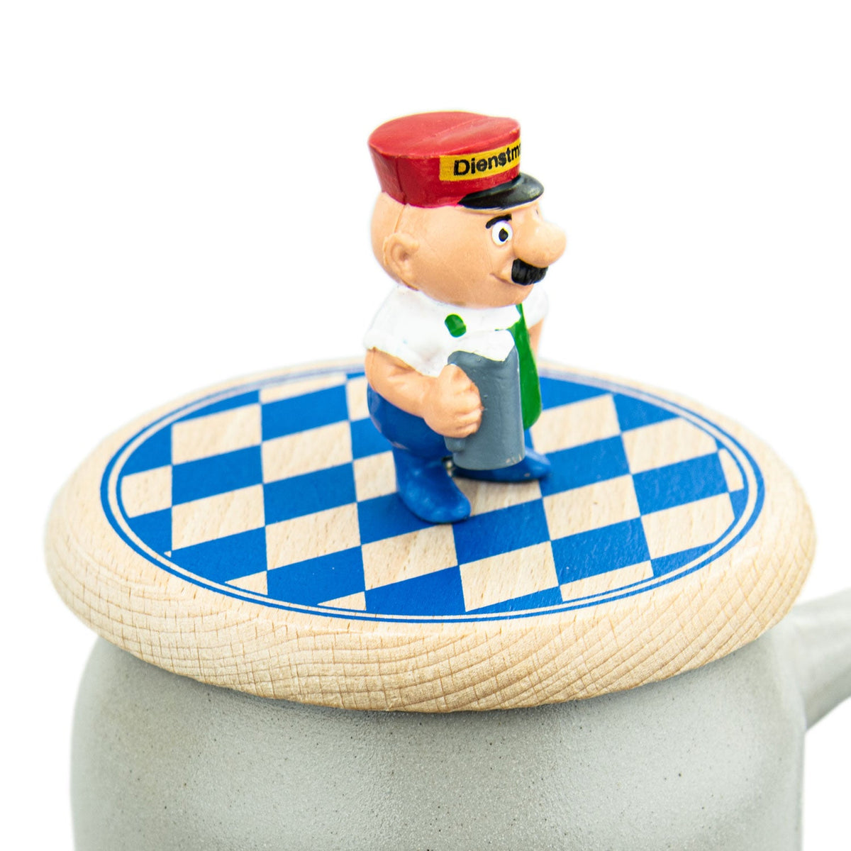 Engel Aloisius Bierdeckel Dienstmann, Holzdeckel mit bayerischem Rautenmuster und Zapfer-Figur auf Steinkrug.