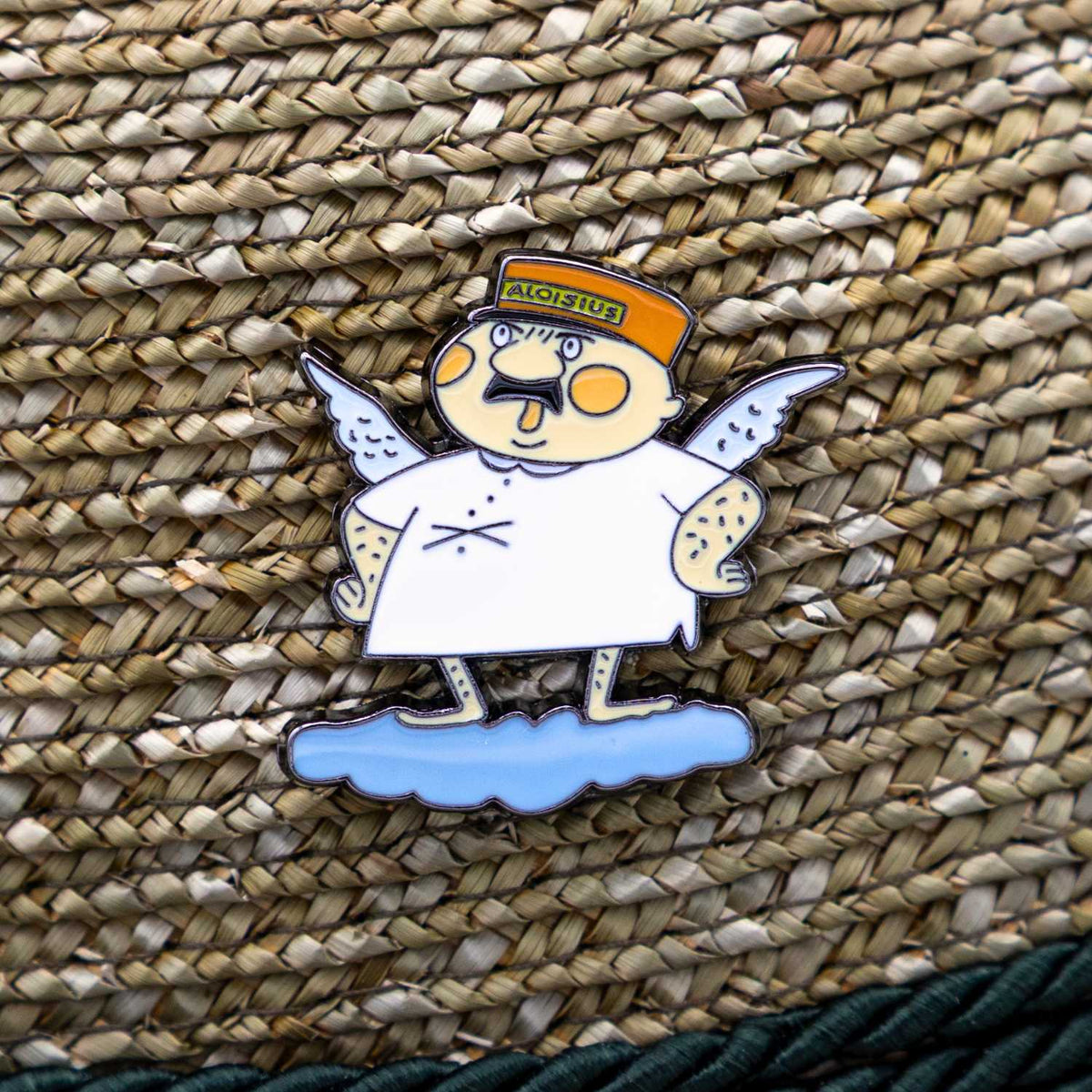 Engel Aloisius Pin „Luhja“ aus Emaille auf einem Strohhut – Aloisius mit Dienstmannsmütze, Flügeln und Wolke