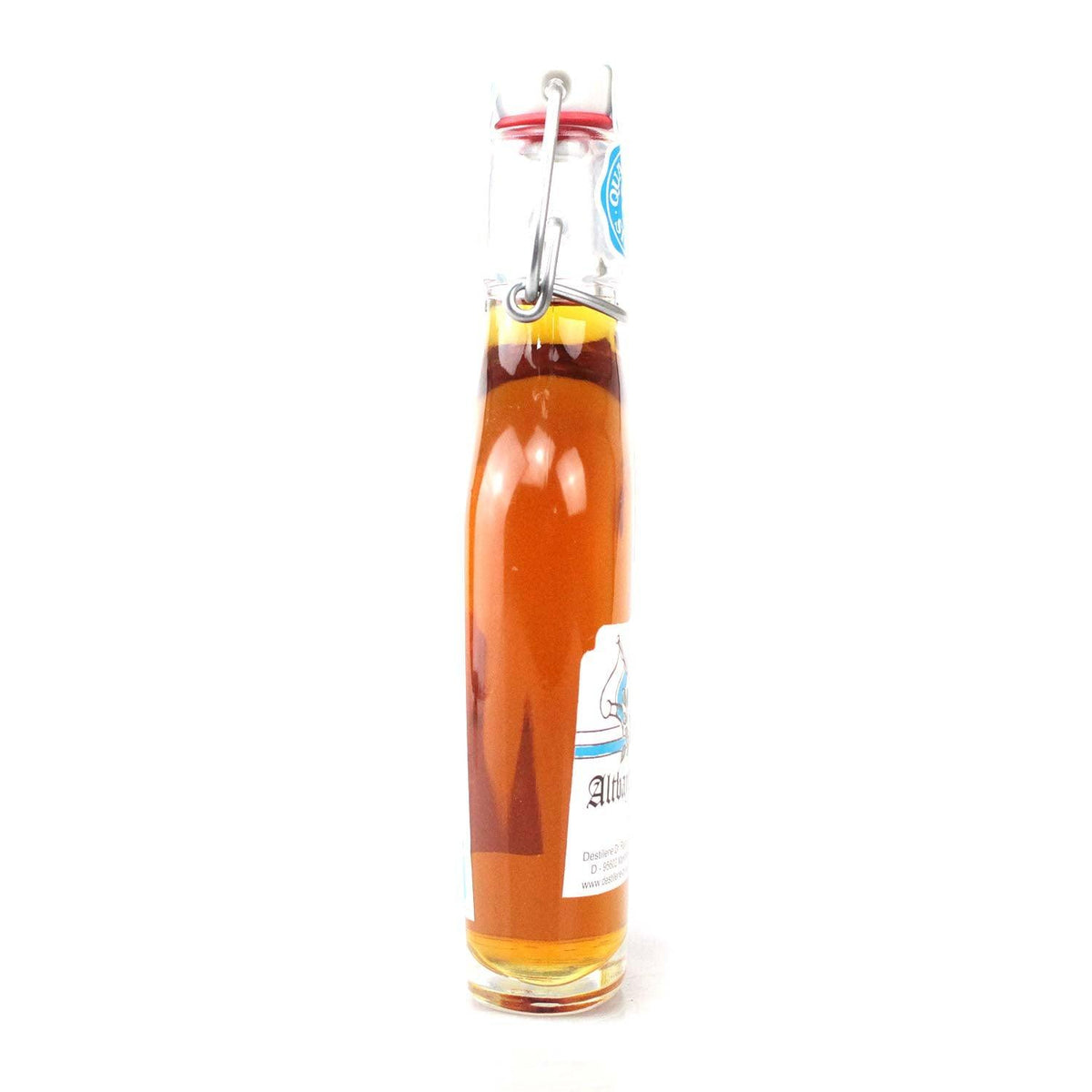 Braune Glasflasche mit hellem Inhalt, rotem Bügelverschluss und Etikett auf weißem Hintergrund.