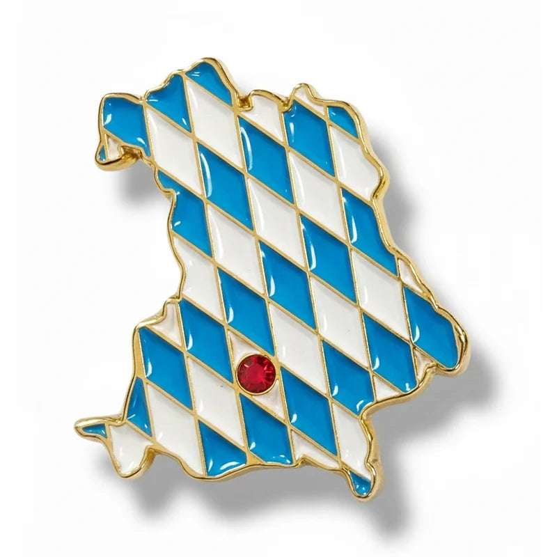 Bayernkarte Pin: Umriss Bayerns im weiß-blauen Rautenmuster mit rotem Strassstein und Goldrand