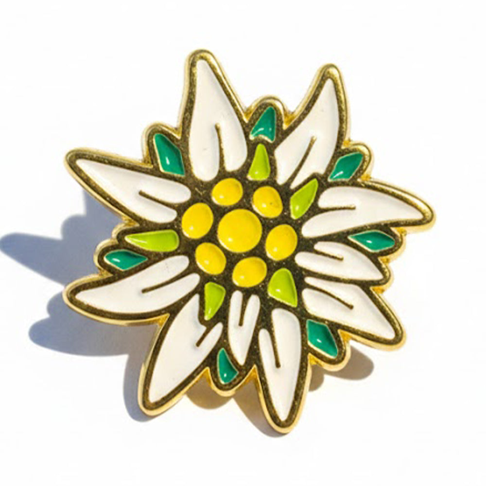 Edelweiß Pin bunt: Emaille-Edelweiß mit weißen Blütenblättern, gelber Mitte und grünen Blättern mit Goldrand